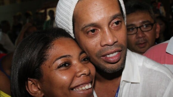 Com os olhos vermelhos, Ronaldinho Gaúcho é tietado na Sapucaí e vira piada