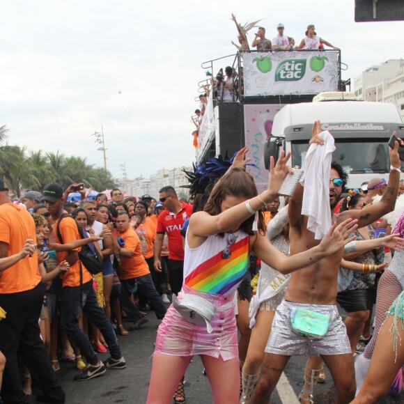 A viagem de Bruna Marquezine ao Caribe foi apenas um dia após ela curtir o Bloco da Favorita, na Zona Sul do Rio de Janeiro