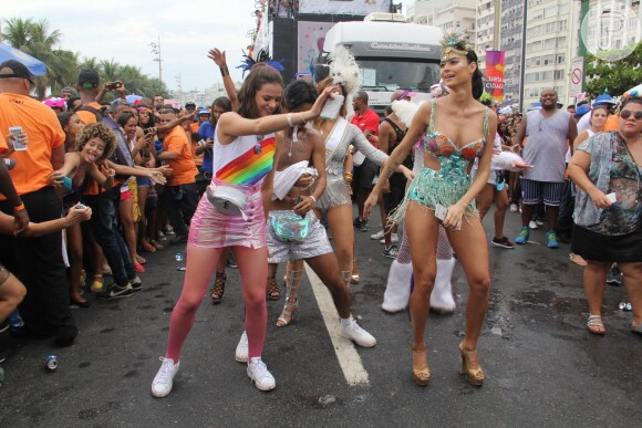 Na companhia de amigos famosos, Bruna Marquezine curtiu o Bloco da Favorita no sábado, 26 de fevereiro de 2017