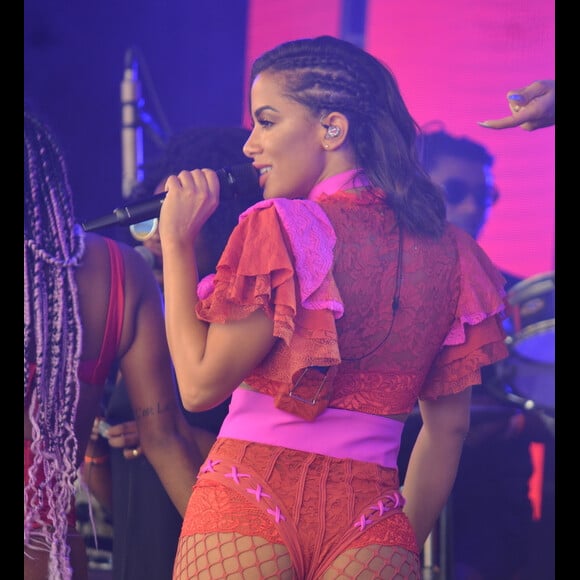 Anitta faz show no Carnaval de Olinda, em Pernambuco