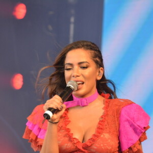 Anitta exibe o corpo em forma em look transparente