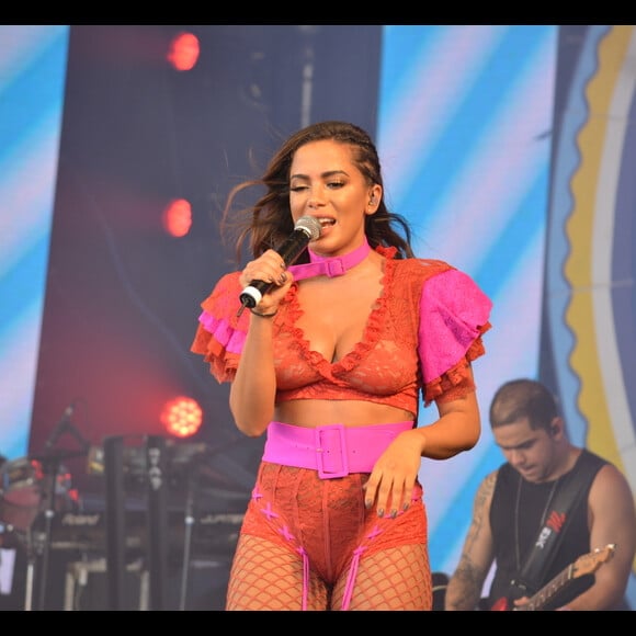 Anitta exibe o corpo em forma em look transparente