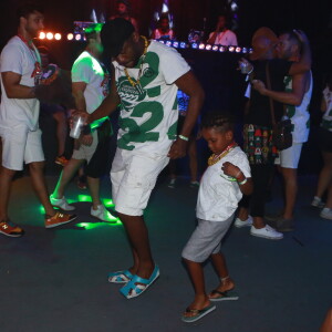 Lázaro Ramos dançou com o filho, João Vicente, no carnaval de Salvador no camarote Expresso 2222, neste domingo, 26 de fevereiro de 2017