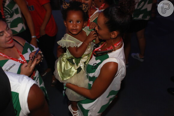 Taís Araújo e Lázaro Ramos levaram os dois filhos, João Vicente e Maria Antônia, para curtirem o carnaval de Salvador no camarote Expresso 2222, neste domingo, 26 de fevereiro de 2017