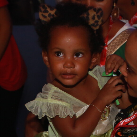 Taís Araújo e Lázaro Ramos levaram os dois filhos, João Vicente e Maria Antônia, para curtirem o carnaval de Salvador no camarote Expresso 2222, neste domingo, 26 de fevereiro de 2017