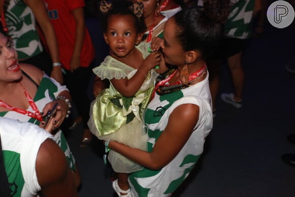 Taís Araújo posou com a filha, Maria Antônia, no carnaval de Salvador no camarote Expresso 2222, neste domingo, 26 de fevereiro de 2017