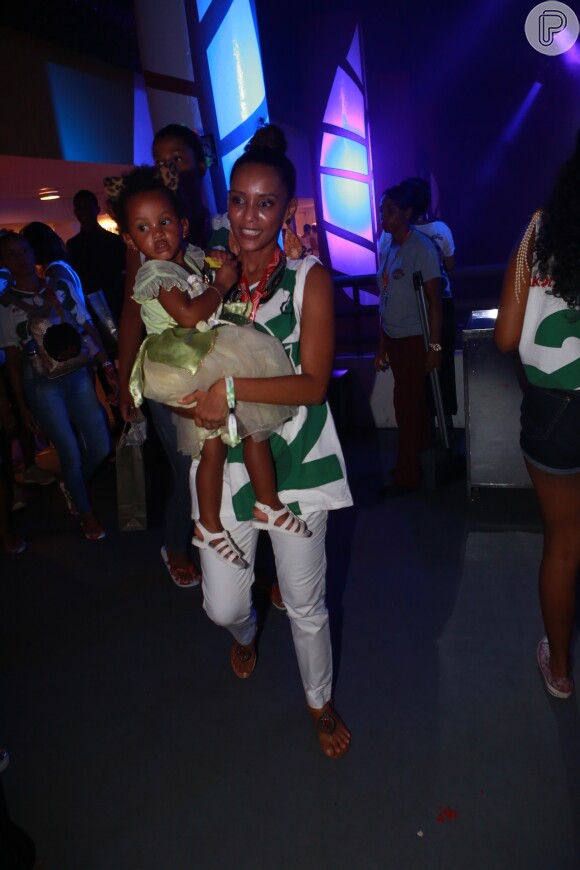 Taís Araújo e Lázaro Ramos levaram os dois filhos, João Vicente e Maria Antônia, para curtirem o carnaval de Salvador no camarote Expresso 2222, neste domingo, 26 de fevereiro de 2017