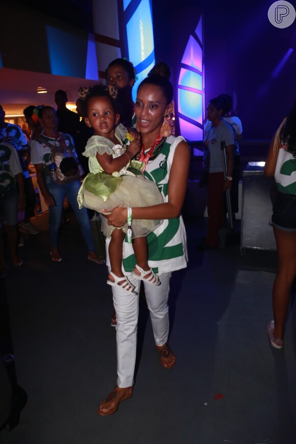 Taís Araújo e Lázaro Ramos levaram os dois filhos, João Vicente e Maria Antônia, para curtirem o carnaval de Salvador no camarote Expresso 2222, neste domingo, 26 de fevereiro de 2017