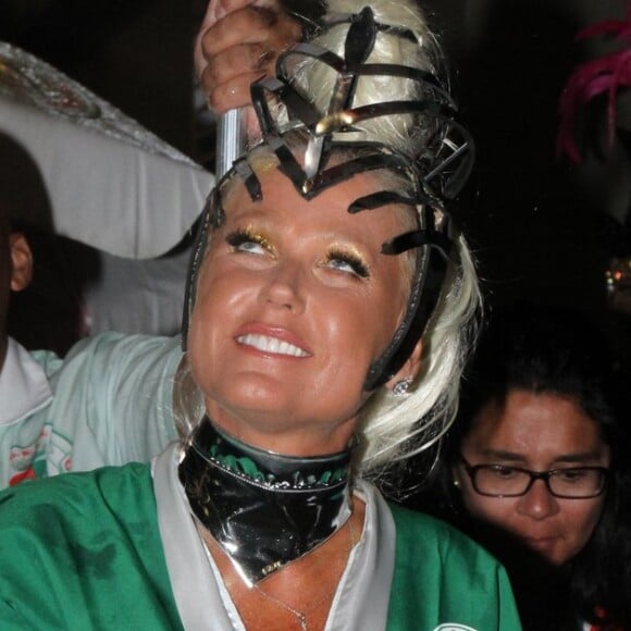 Xuxa Meneghel investe em fantasia metalizada e botas na altura das coxas em desfile da Grande Rio na Sapucaí, neste domingo, 26 de fevereiro de 2017
 