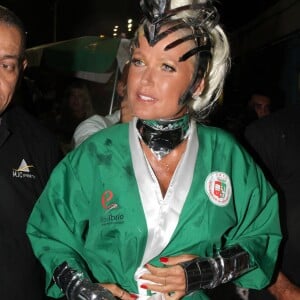 Xuxa Meneghel investe em fantasia metalizada em desfile da Grande Rio na Sapucaí, neste domingo, 26 de fevereiro de 2017