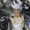 Rainha de bateria da Grande Rio, Paloma Bernardi usou uma fantasia comportada neste domingo, 26 de fevereiro de 2017