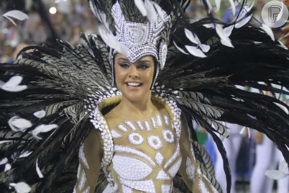 Paloma Bernardi, rainha de bateria da Grande Rio, usou uma fantasia comportada no Carnaval 2017