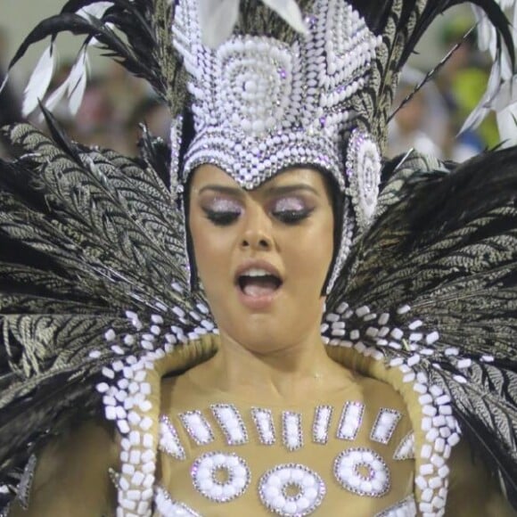 Paloma Bernardi é rainha de bateria da Grande Rio e desfilou neste domingo, 26 de fevereiro de 2017
