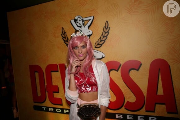 Isabella Santoni, solteira, curte Carnaval em Salvador com peruca rosa e look inspirado em sereias