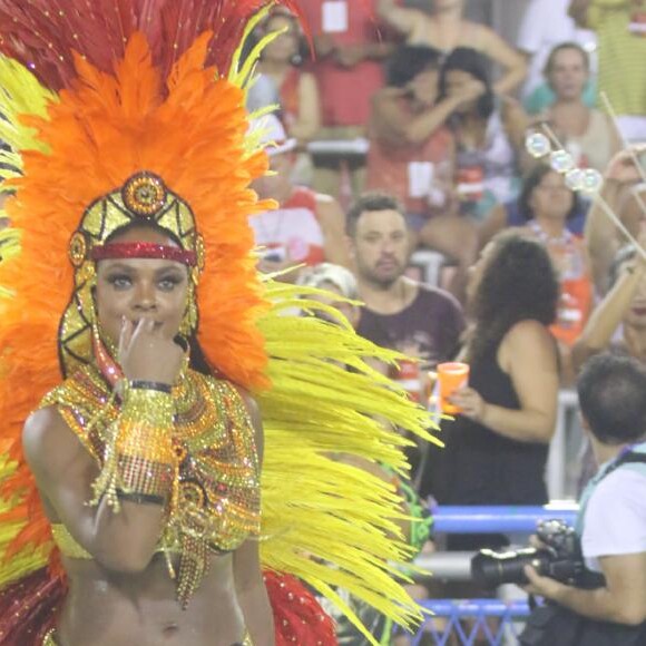 Cris Vianna se despende do posto de rainha de bateria da Imperatriz Leopoldinense no Carnaval 2017