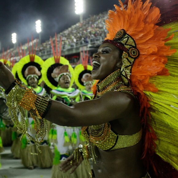 Cris Vianna brilha na Avenida em seu desfile de despedida como rainha de bateria da Imperatriz no Carnaval 2017