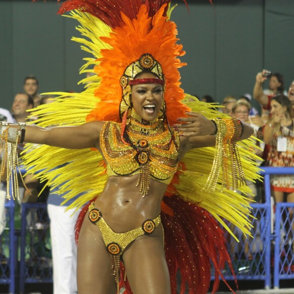 Cris Vianna brilha na Avenida em seu desfile de despedida como rainha de bateria da Imperatriz no Carnaval 2017