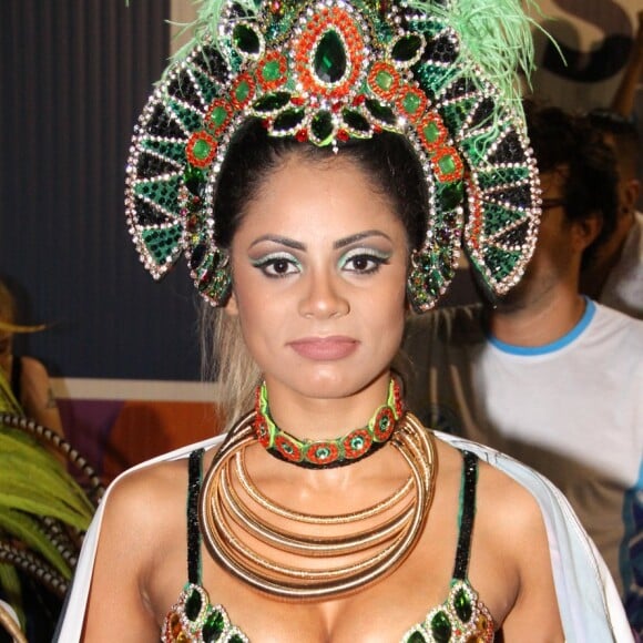 Lexa estreia no Carnaval sem o noivo, Mc Guimê e conta que ele não viu a roupa do desfile em entrevista ao Purepeople nesta segunda-feira, dia 27 de fevereiro de 2017