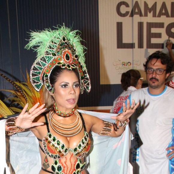 Lexa estreia no Carnaval sem o noivo, Mc Guimê e conta que ele não viu a roupa do desfile em entrevista ao Purepeople nesta segunda-feira, dia 27 de fevereiro de 2017