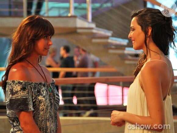 Clara (Giovanna Antonelli) faz confidências sobre seu casamento a Marina (Tainá Müller), na novela 'Em Família'