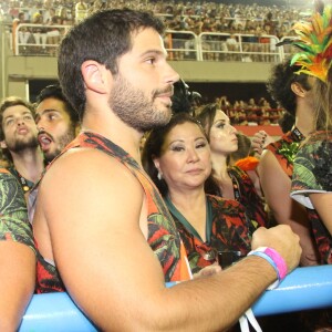 Sabrina Sato beija a mãe e dá selinho no namorado, Duda Nagle, durante desfile da Unidos de Vila Isabel, na madrugada desta segunda-feira (27)