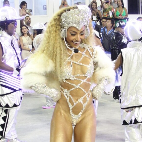 'Sou filha adotiva da Vila. Aprendo todo o dia com o mestre, Martinalia e toda a comunidade', declarou Sabrina Sato após o desfile da Vila Isabel