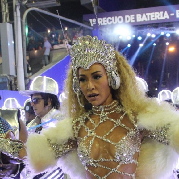 Sabrina Sato beija a mãe e dá selinho no namorado, Duda Nagle, durante desfile da Unidos de Vila Isabel, na madrugada desta segunda-feira (27)