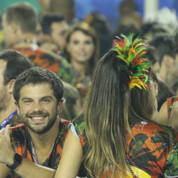 Sabrina Sato beija a mãe e dá selinho no namorado, Duda Nagle, durante desfile da Unidos de Vila Isabel, na madrugada desta segunda-feira (27)