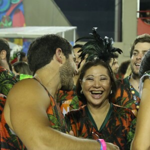 Sabrina Sato beija a mãe e dá selinho no namorado, Duda Nagle, durante desfile da Unidos de Vila Isabel, na madrugada desta segunda-feira (27)