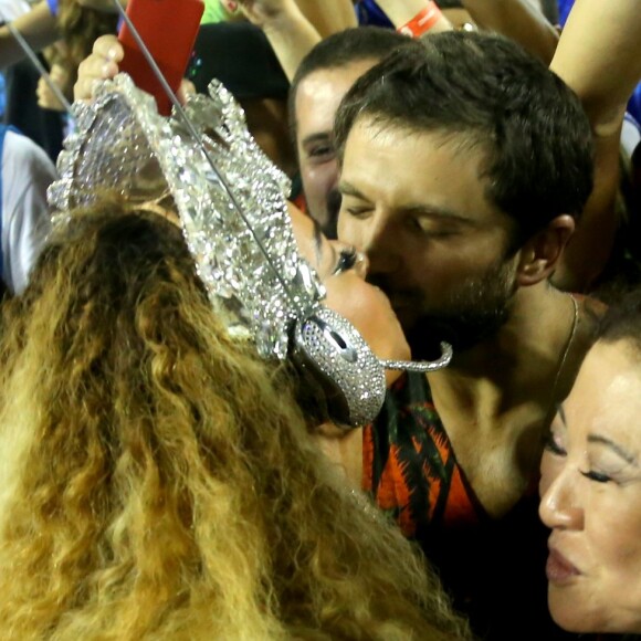 Sabrina Sato dá selinho no namorado, Duda Nagle, durante desfile da Unidos de Vila Isabel, na madrugada desta segunda-feira, 27 de fevereiro de 2017