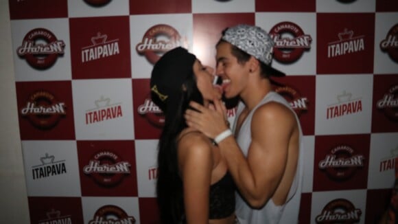 Biel troca beijos com modelo Duda Castro no Carnaval de Salvador. Fotos!