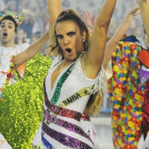 Ivete Sangalo iniciou o desfile da Grande Rio na comissão de frente da escola, na madrugada desta segunda-feira, 27 de fevereiro de 2017