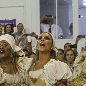 A baiana começou o desfile vestida de lavadeira e representando as águas do Rio São Francisco e a menina baiana de Juazeiro