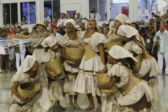 A baiana começou o desfile vestida de lavadeira e representando as águas do Rio São Francisco e a menina baiana de Juazeiro