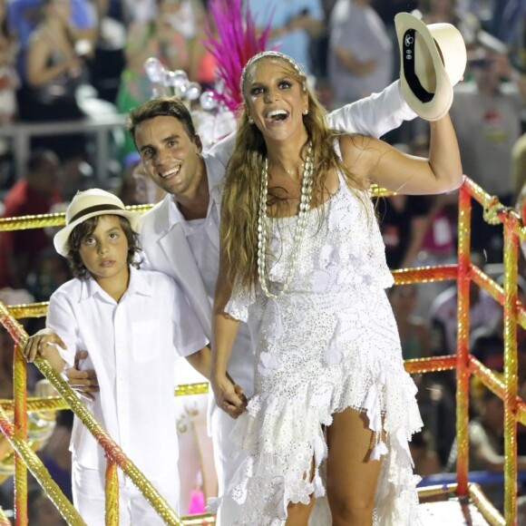 No final do desfile, Ivete veio no último carro da escola, ao lado do filho e do marido, Daniel