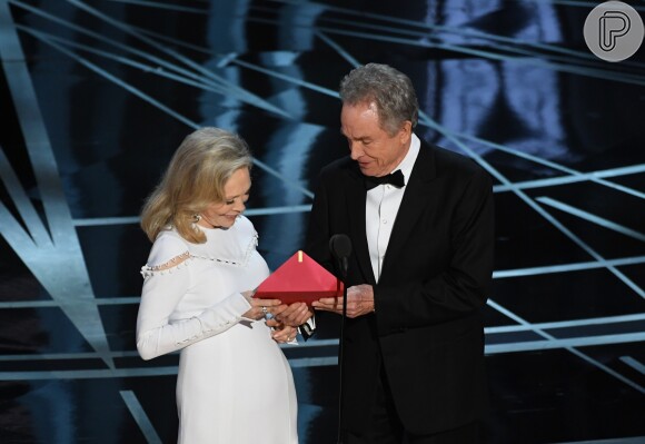 Faye Dunaway e Warren Beatty pareceram confusos ao lerem o vencedor de Melhor Oscar