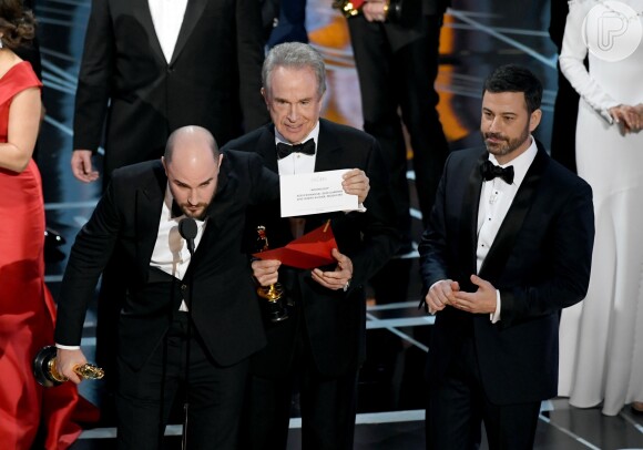 Os produtores do Oscar corrigiram o erro e "Moonlight - Sob a Luz do Luar" foi anunciado como campeão