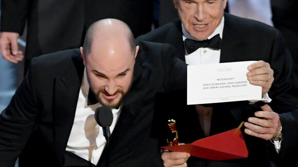 Oscar: atores cometem gafe, erram vencedor de Melhor Filme e viram piada na web
