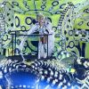 Xuxa desfila em carro alegórico da Grande Rio no ano em que a escola de samba homenageou Ivete Sangalo