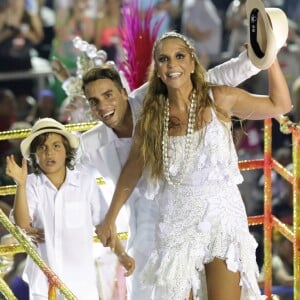 A cantora Ivete Sangalo ainda reapareceu no último carro alegórico da Grande Rio ao lado do filho e do marido, Daniel Cady, na madrugada desta segunda-feira, 27 de fevereiro de 2017