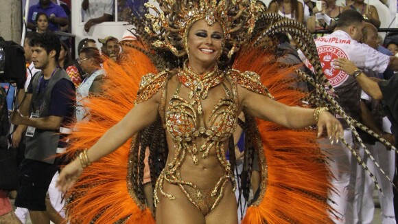 Vídeo: Viviane Araujo admite nervosismo antes de desfile. 'Muita adrenalina'