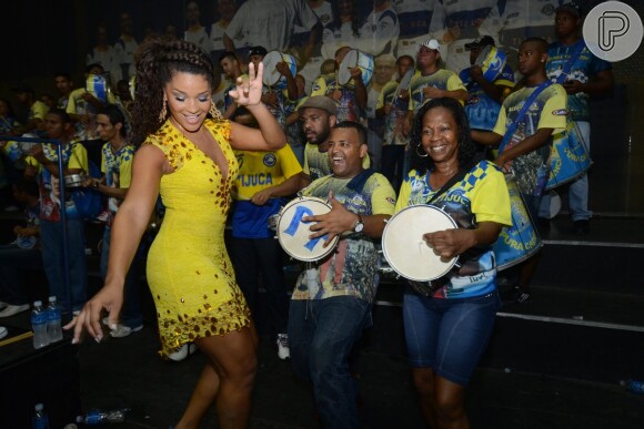 Juliana Alves mostra samba no pé nas festas da Unidos da Tijuca