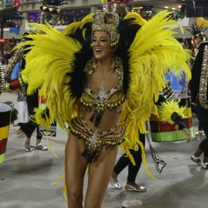 Apresentadora revelou que fica apreensiva antes de entrar na Avenida: 'A cada ano é um frio diferente'