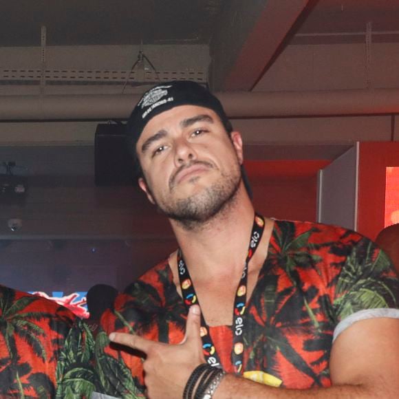 Joaquim Lopes se divertiu com amigo em camarote da Sapucaí