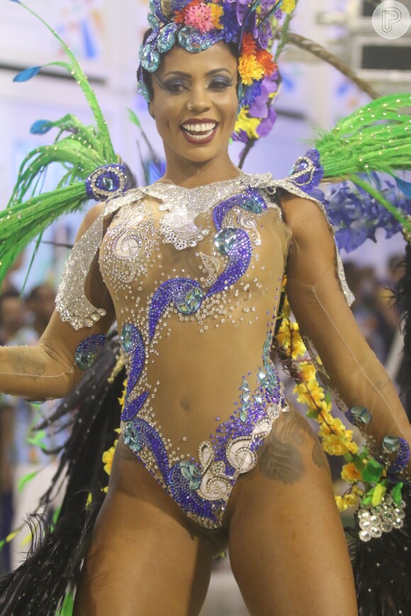 Mila Ribeiro esbanjou simpatia no desfile do Paraíso do Tuiuti