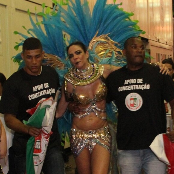 Luciana Gimenez recebeu ajuda da equipe da Grande Rio após o desfile da tricolor
