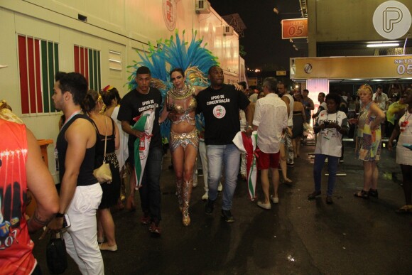 Luciana Gimenez acabou amparada ao sair do desfile da Grande Rio na madrugada desta segunda-feira, 27 de fevereiro de 2017