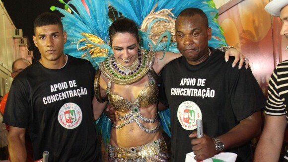 Carnaval: Luciana Gimenez é amparada no fim do desfile da Grande Rio. 'Exausta!'
