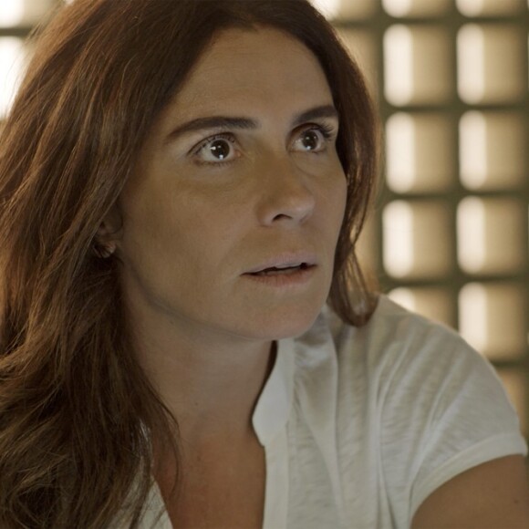 Alice (Giovanna Antonelli) surpreende César (Rafael Cardoso) com os documentos que a inocentam