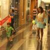 Juliana Paes sorri ao ver o filho correr pelo shopping